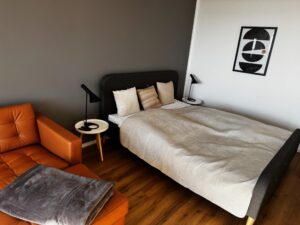 Schlafmöglichkeit im Wohnzimmer